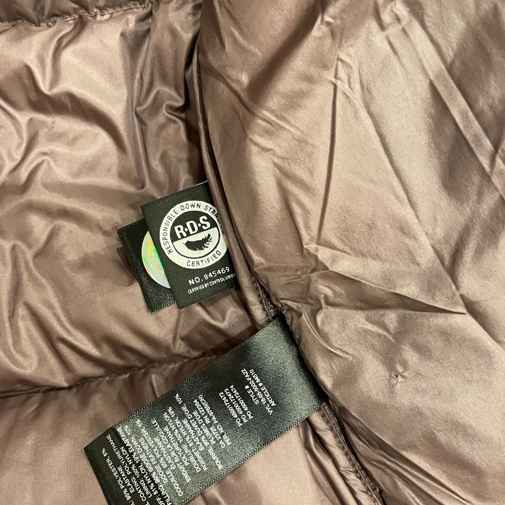 Aritzia The Super Puff Plum Lacquer Shorty.
Water repellent and wind proof. SZ S - Picture 4 of 8